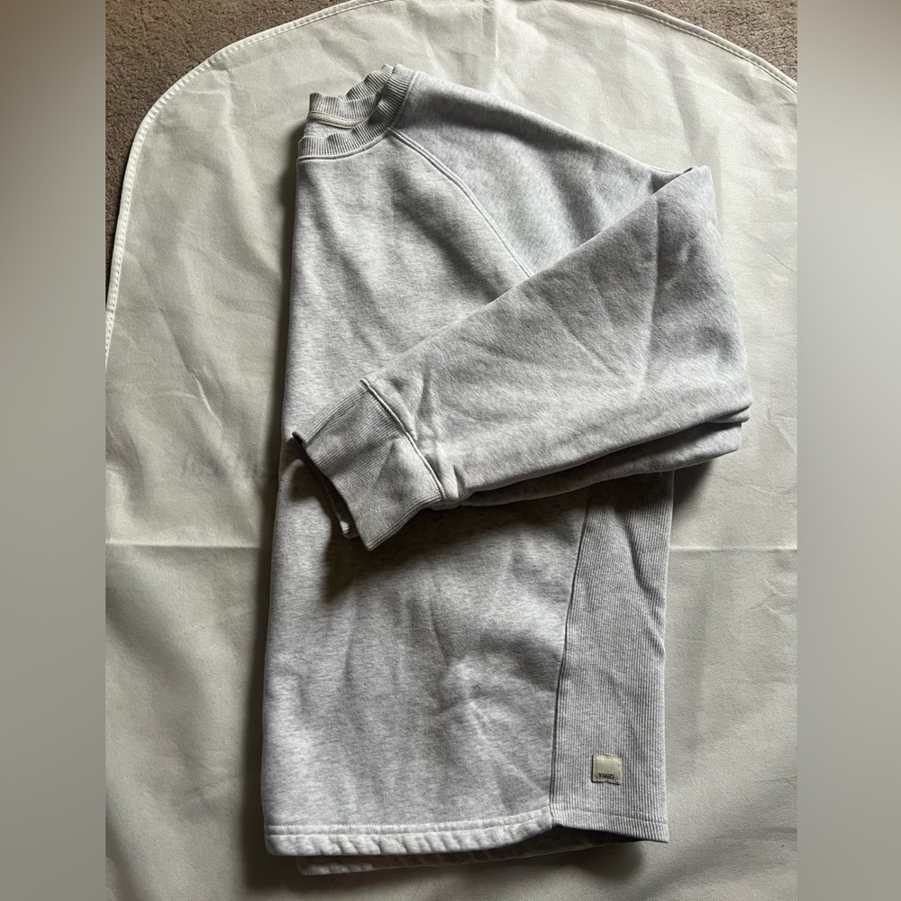 Vuori Restore Oversized Crew in grey